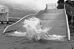 07-Juli-2023-–-Felix-Flueckiger-–-Spass-in-der-Badi-Seerose-bei-Schwarz-Weiss-Wetter